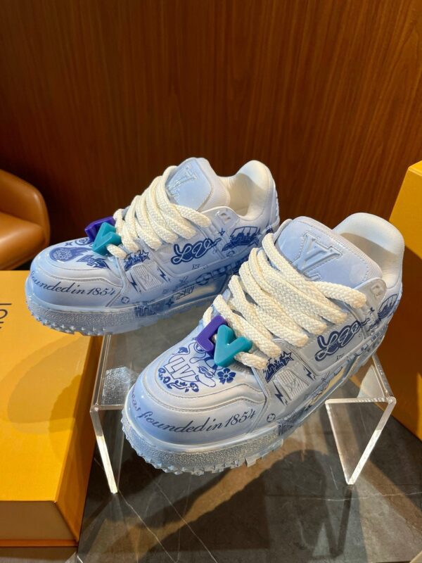 Sneaker artistiche con dettagli colorati e motivi unici su pedana trasparente.