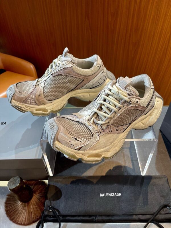 Sneakers Balenciaga avant-garde con suola oversize, stile moderno e design di lusso.