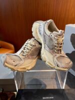 Sneaker Balenciaga vintage e moderni, design audace e dettagli di alta moda, in esposizione elegante.