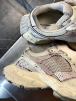 Sneaker fashion edgy vintage con dettagli rosa, design robusto e stile casual di tendenza.