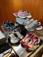 Collezione di sneakers vintage in interno con dettagli in legno e luci soffuse.