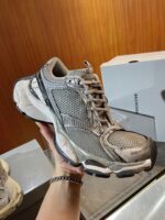 Scarpa atletica moderna in grigio con suola robusta e design dinamico per performance e stile.