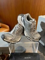 Sneaker di lusso moderne su pedestal di vetro, design elegante e dettagli sofisticati.