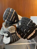 Scarpe da corsa moderne con suola antiscivolo e design elegante in tonalità di grigio e nero.