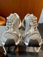 Scarpe da corsa grigie con suola antiscivolo e supporto per allenamenti sportivi