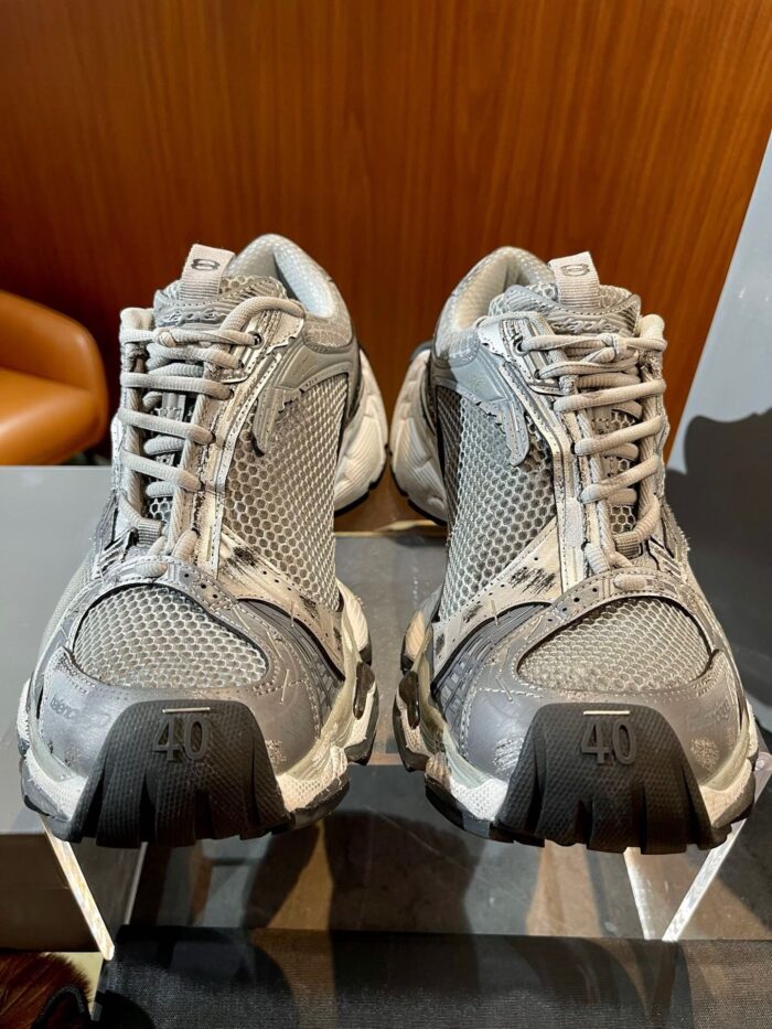 Scarpe da corsa grigie con suola antiscivolo e supporto per allenamenti sportivi