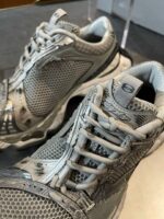 Scarpe sportive moderne grigie per corsa, allenamento e attività outdoor, con suola antiscivolo e supporto.