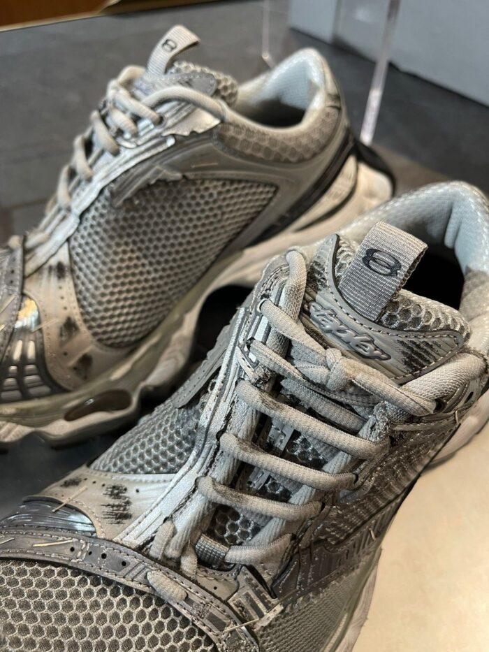 Scarpe sportive moderne grigie per corsa, allenamento e attività outdoor, con suola antiscivolo e supporto.