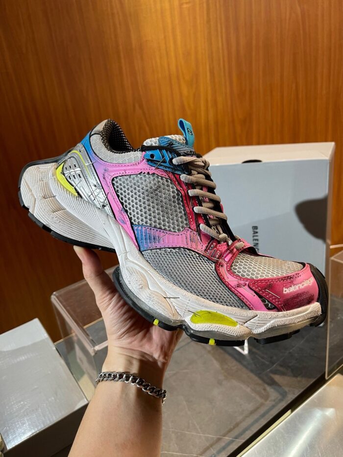 Sneaker moderna in mesh con dettagli colorati, resistente e ideale per sport e stile casual.