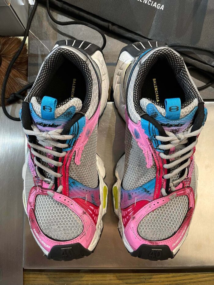 Sneakers colorful e moderne, stile sportivo, comfort e design creativo per ogni outfit casual.