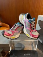 Scarpe sportive colorate su pedana elegante, design moderno e look vivace per fitness e casual.