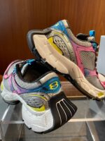 Scarpe sportive colorate e moderne, combinazione di stile e comfort per ogni attività.