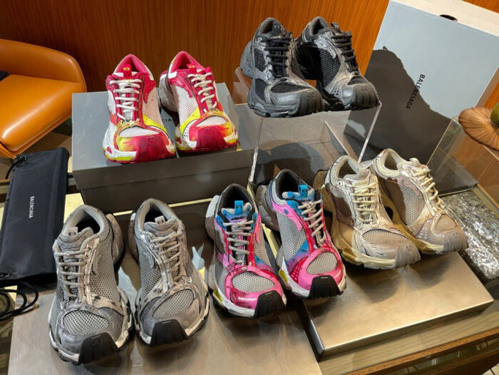 Sneaker alla moda con design vari e colori vivaci su ambiente moderno e raffinato.