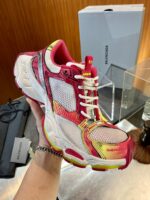Sneaker colorata di lusso, design moderno e vibrante, perfetta per streetwear e stile urbano.