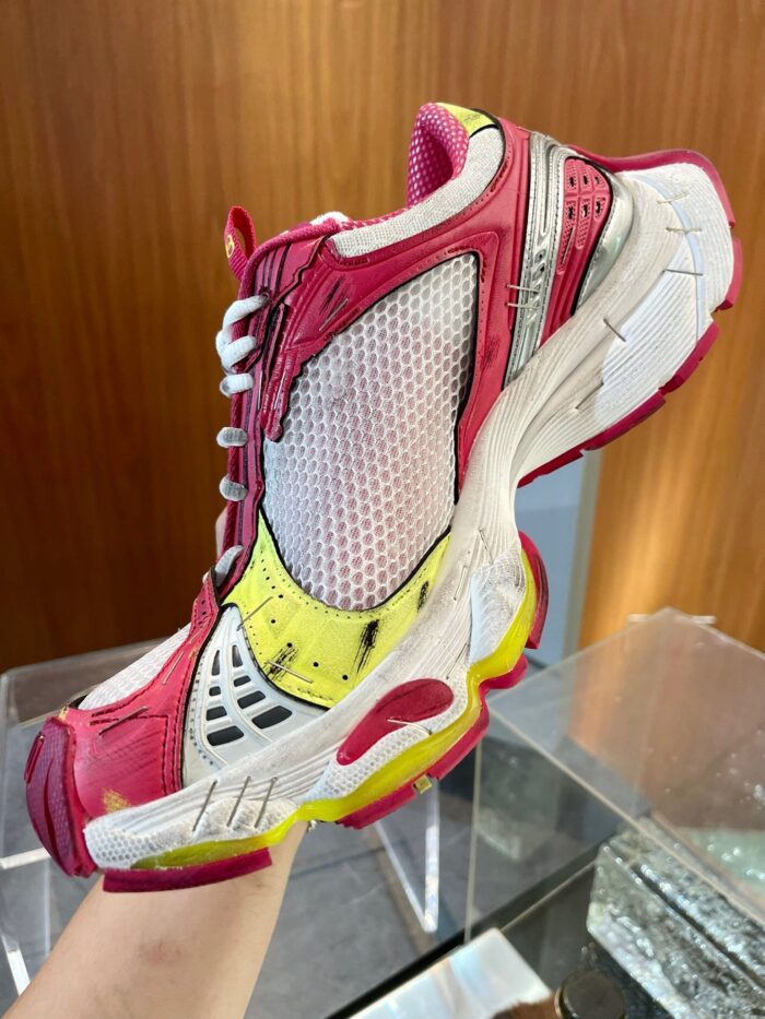 Scarpa da corsa colorata con suola antiscivolo e design moderno per alte prestazioni sportive.