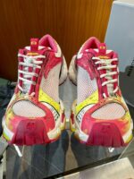 Sneakers trendy colorate con design artistico e dettagli vivaci per uno stile sportivo e originale.