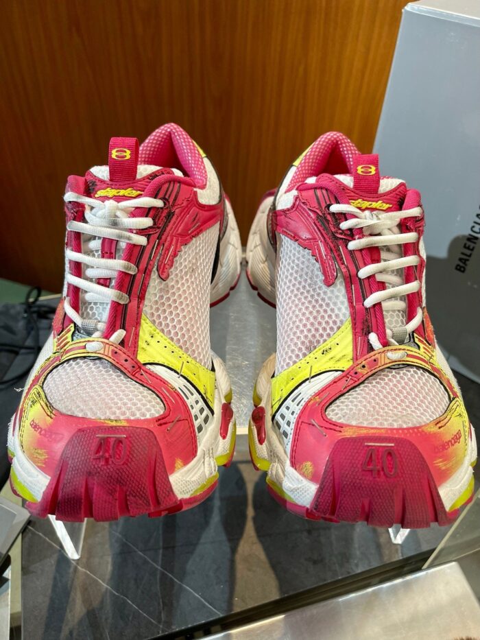 Sneakers trendy colorate con design artistico e dettagli vivaci per uno stile sportivo e originale.