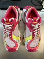 Scarpe da corsa colorate, stile sportivo e comfort, ideali per attività e moda fitness.