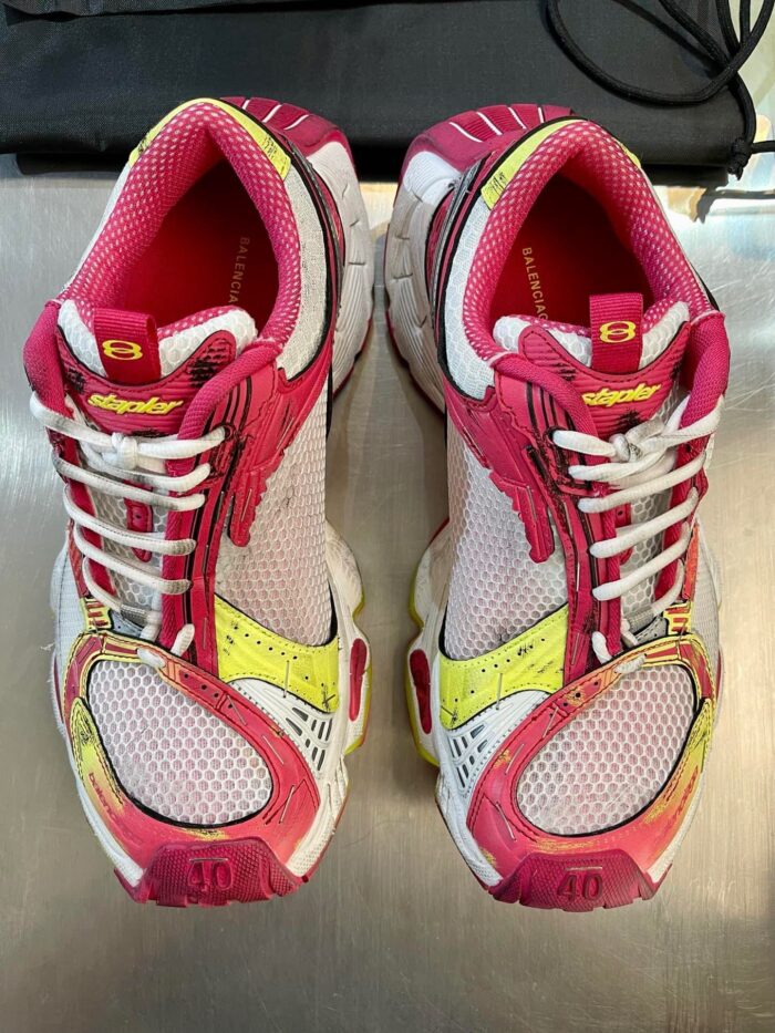 Scarpe da corsa colorate, stile sportivo e comfort, ideali per attività e moda fitness.