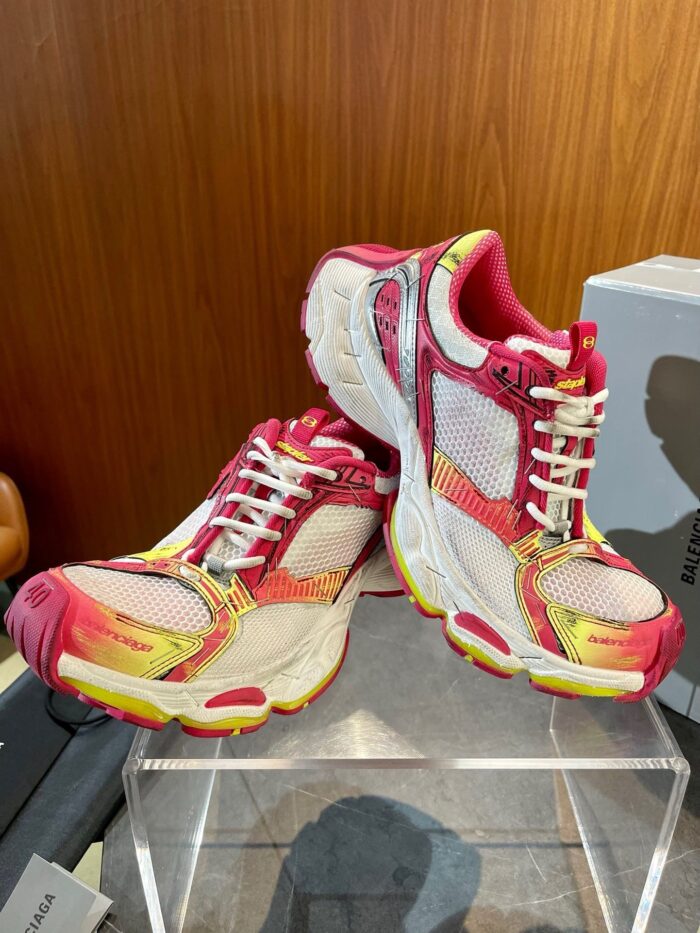 Sneakers colorate moderne su piedistallo di vetro, stile sportivo e trendy per sneaker enthusiast.