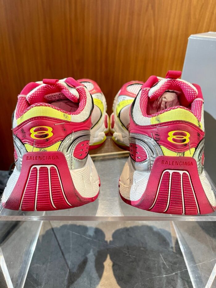 Scarpe sportive moderne con design vibrante, tecnologia avanzata e grip perfetto per sport e allenamenti.
