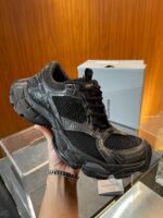 Sneaker nera moderna in ambiente elegante, design sportivo e stile contemporaneo per ogni occasione.
