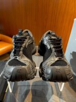 Scarpe sportive nere da corsa con suola robusta e taglia 40, ideali per allenamento e casual.