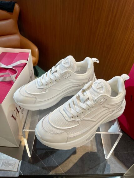 Sneakers bianche moderne con suola spessa e design trendy, perfette per uno stile urbano e confortevole.