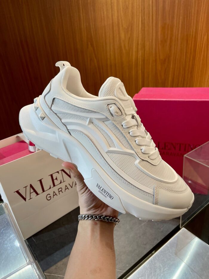 Sneaker di lusso Valentino Garavani bianca, stile moderno e design elegante.