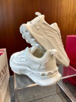 Sneakers Givenchy bianche di design moderno e raffinato, perfette per look casual e di lusso.