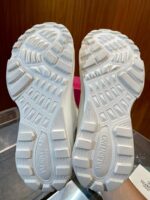 Sole bianco di sneakers Valentino con design moderno, dettagli di alta qualità e branding di lusso.