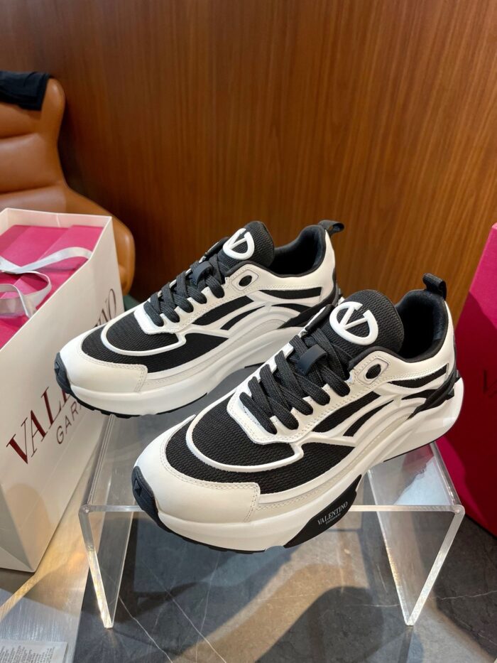 Sneaker nero e bianco alla moda, comfort e stile per uso quotidiano.