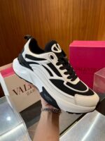 Sneaker Valentino nera e bianca di lusso, moderna e alla moda con dettagli eleganti.