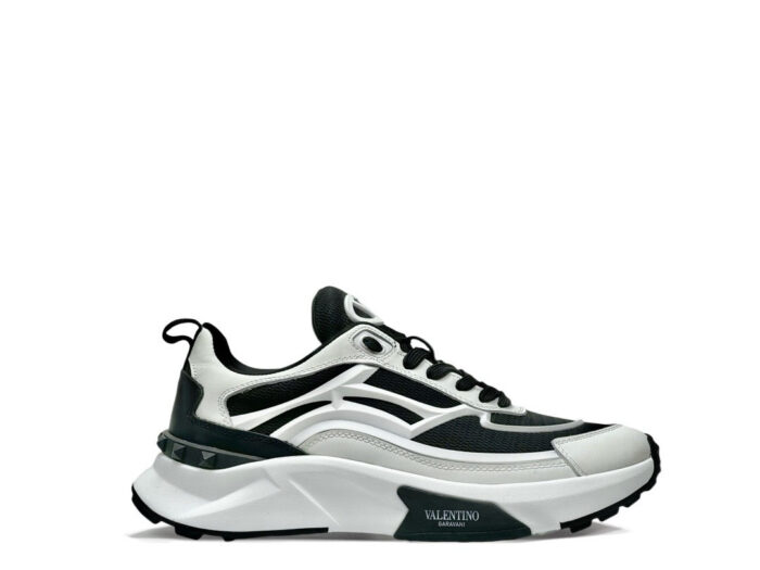 Sneaker Valentino moderna in pelle bianca e dettagli neri, stile sportivo e design di lusso elegante.