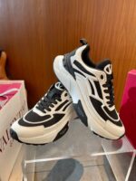 Sneaker nero e bianco elegante su pedana in legno, stile moderno e design di lusso