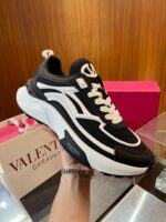 Sneaker di lusso nero e bianco con suola chunky e dettagli moda Valentino Garavani.