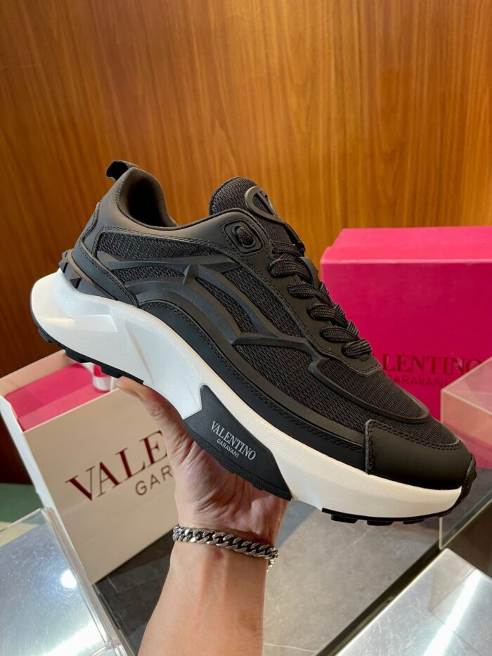 Scarpa sneakers di lusso Valentino, design moderno, materiali premium, stile esclusivo e comfort sofisticato.