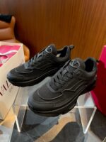 Sneakers nere di design elegante, versatili e comode, perfette per ogni occasione di stile.