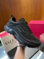 Sneaker nera di lusso con design moderno, perfetta per stile urbano e moda di tendenza.