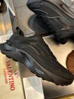 Sneakers Valentino nere di lusso, design moderno, comfort e stile high-end per ogni outfit.