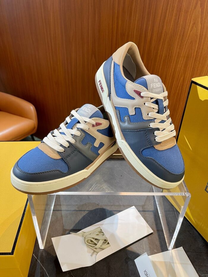 Scarpe da sneaker blu e tan su stand acrilico in ambiente elegante e moderno.