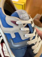 Sneaker Fendi moderna con dettagli eleganti, logo prominente e design innovativo in blu e beige.