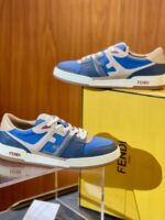 Sneakers Fendi blu e beige, design moderno e di lusso in elegante display.