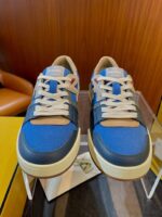 Sneakers blu con suola cream, dettagli colorati e design ecologico in showroom elegante.