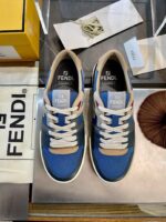 Sneakers Fendi Blu e Beige con dettagli di lusso e accessori eleganti.