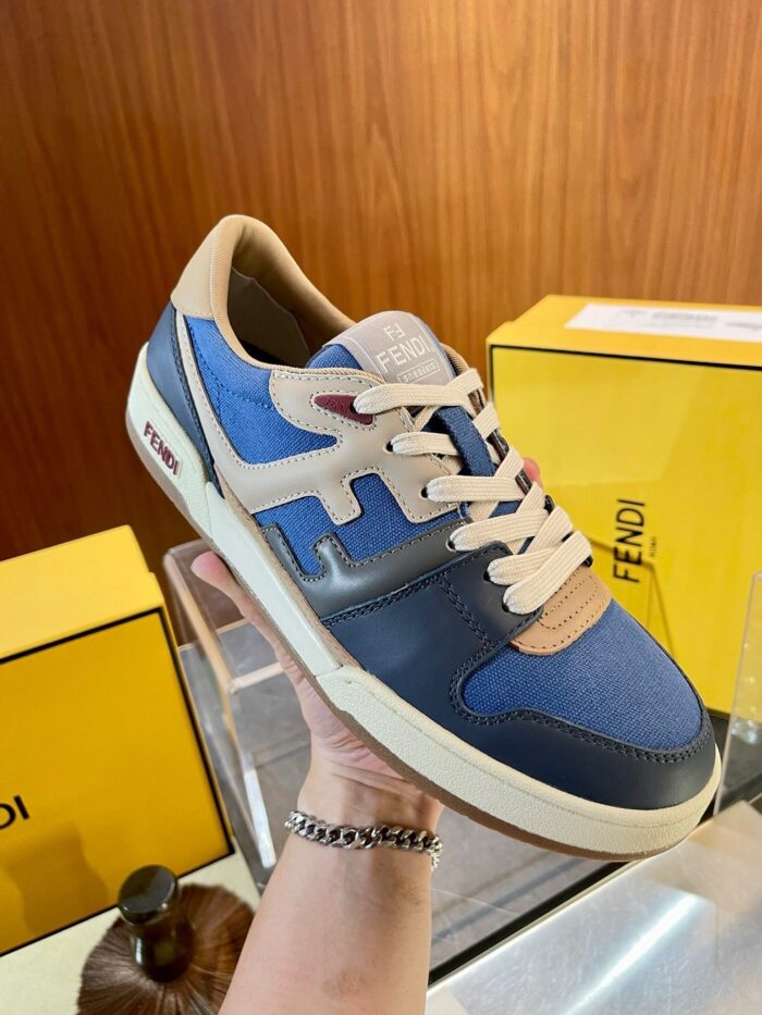 Sneaker di lusso blu, navy e tan con logo esclusivo e dettagli eleganti.