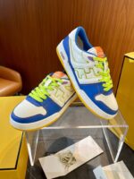 Sneakers colorati con lacci neon, design moderno e dettagli di stile per ogni occasione.