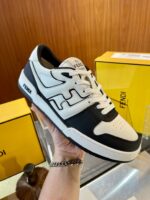 Sneaker Fendi bianca e nera, design moderno e branding di lusso.