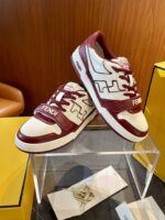 Sneaker Fendi di lusso con design moderno, logo evidente e suola chunky elegante.