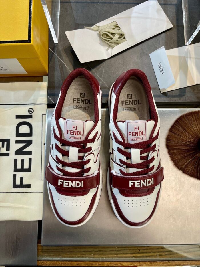 Sneakers Fendi di lusso bianco e bordeaux con logo e stile elegante.